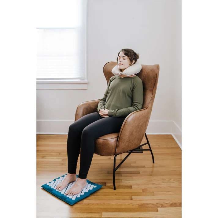 Kanjo Travel Acupressure Set with Neck Pillow and Foot Mat - Image 5