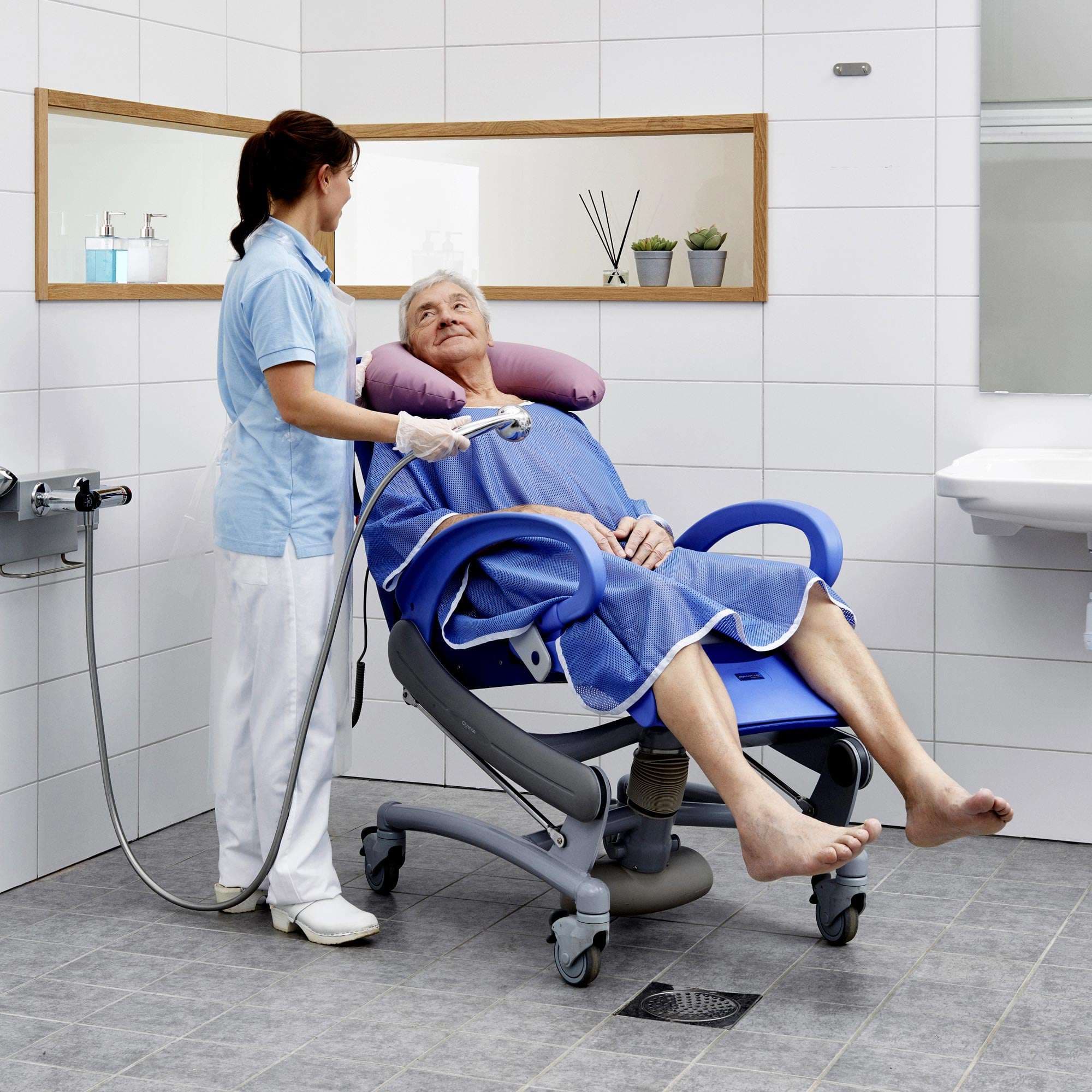 Arjo Carendo Multi-Purpose Hygiene Shower Chair - Image 3