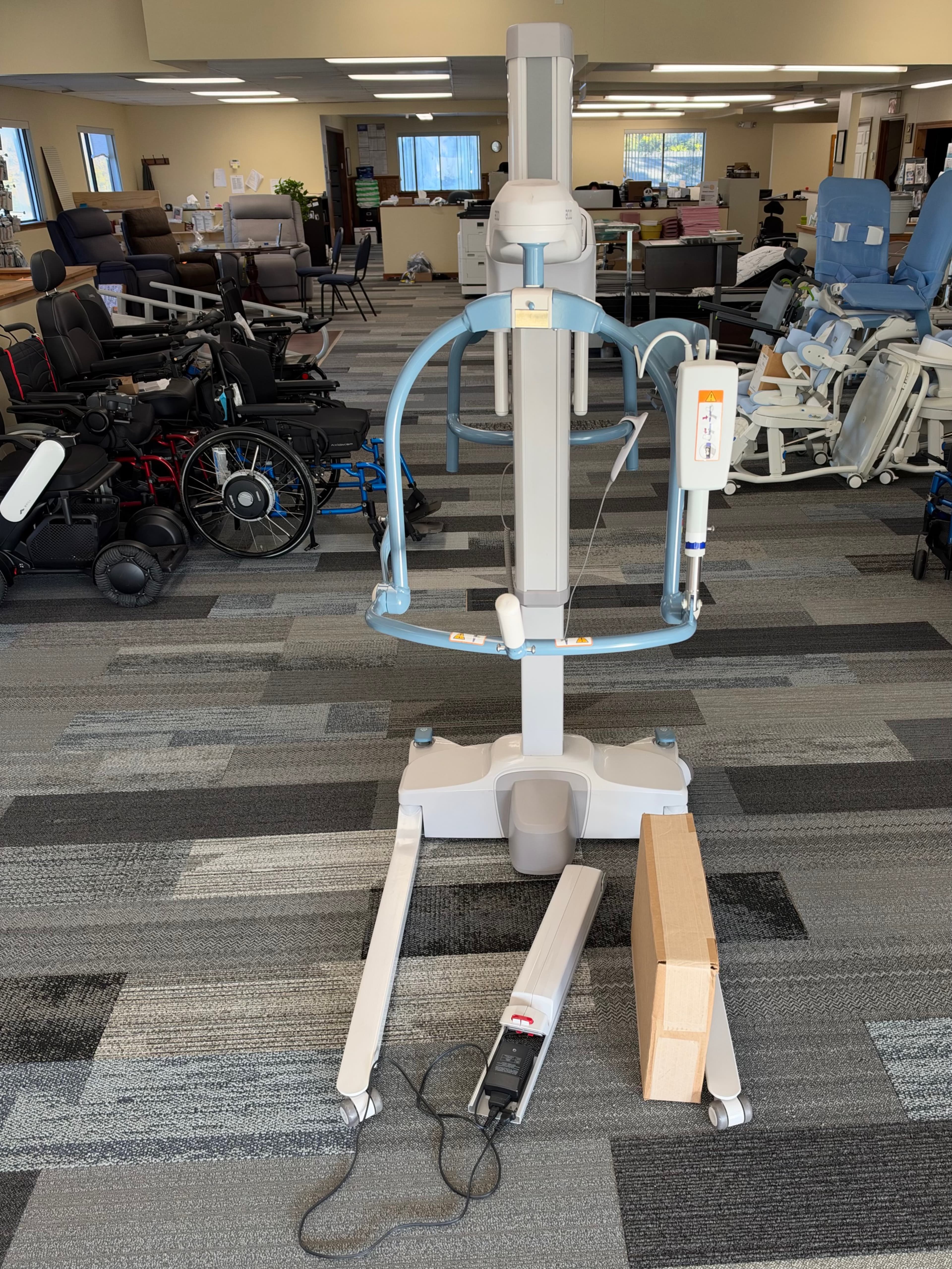 Arjo Maxi Move 5 X-Low Base Medium Powered DPS Motion Assist Patient Lift - Open Box - Image 3