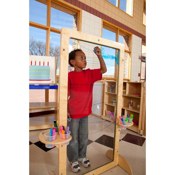 Jonti-Craft See-Thru easel - Image 2