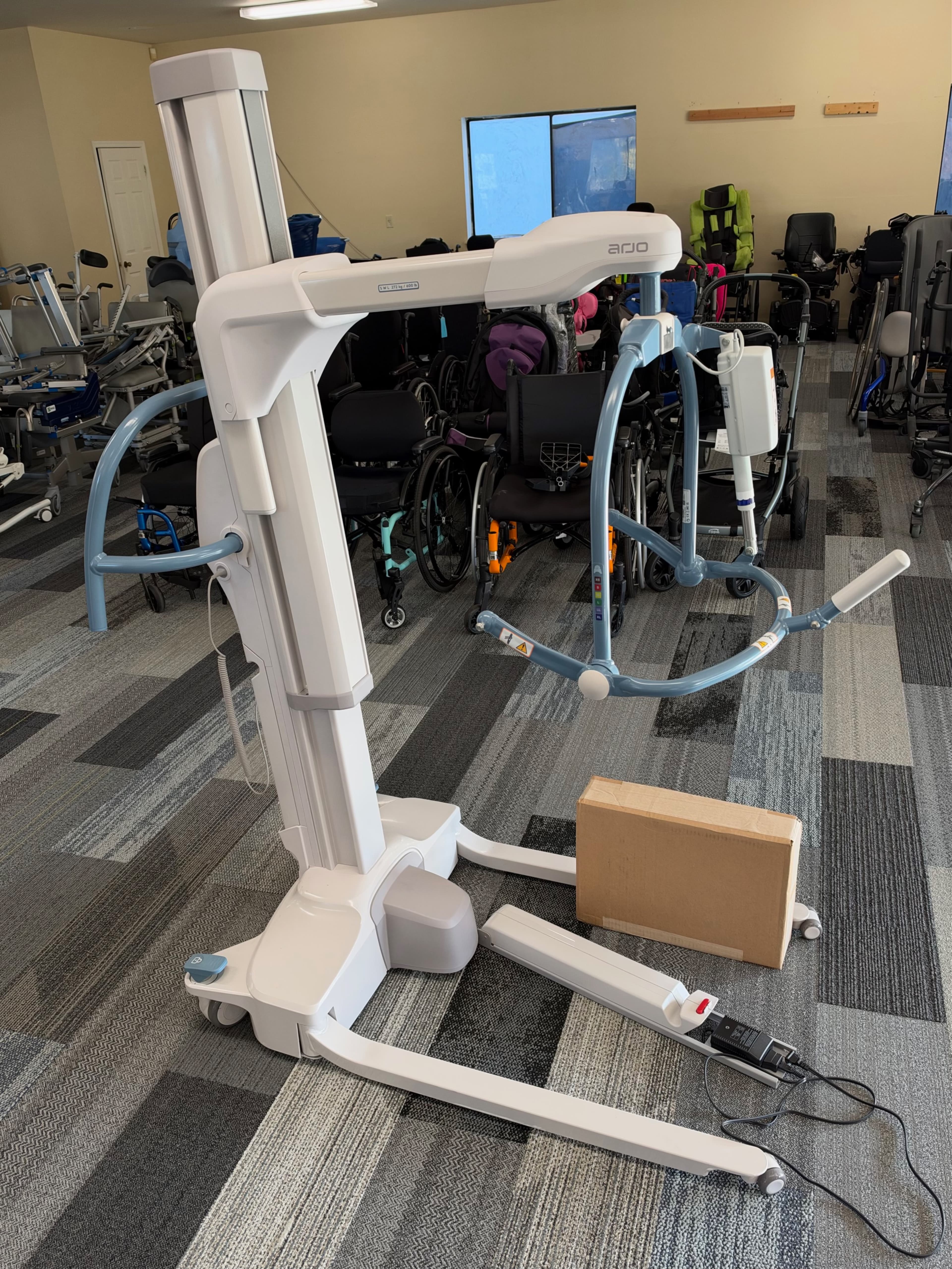 Arjo Maxi Move 5 X-Low Base Medium Powered DPS Motion Assist Patient Lift - Open Box