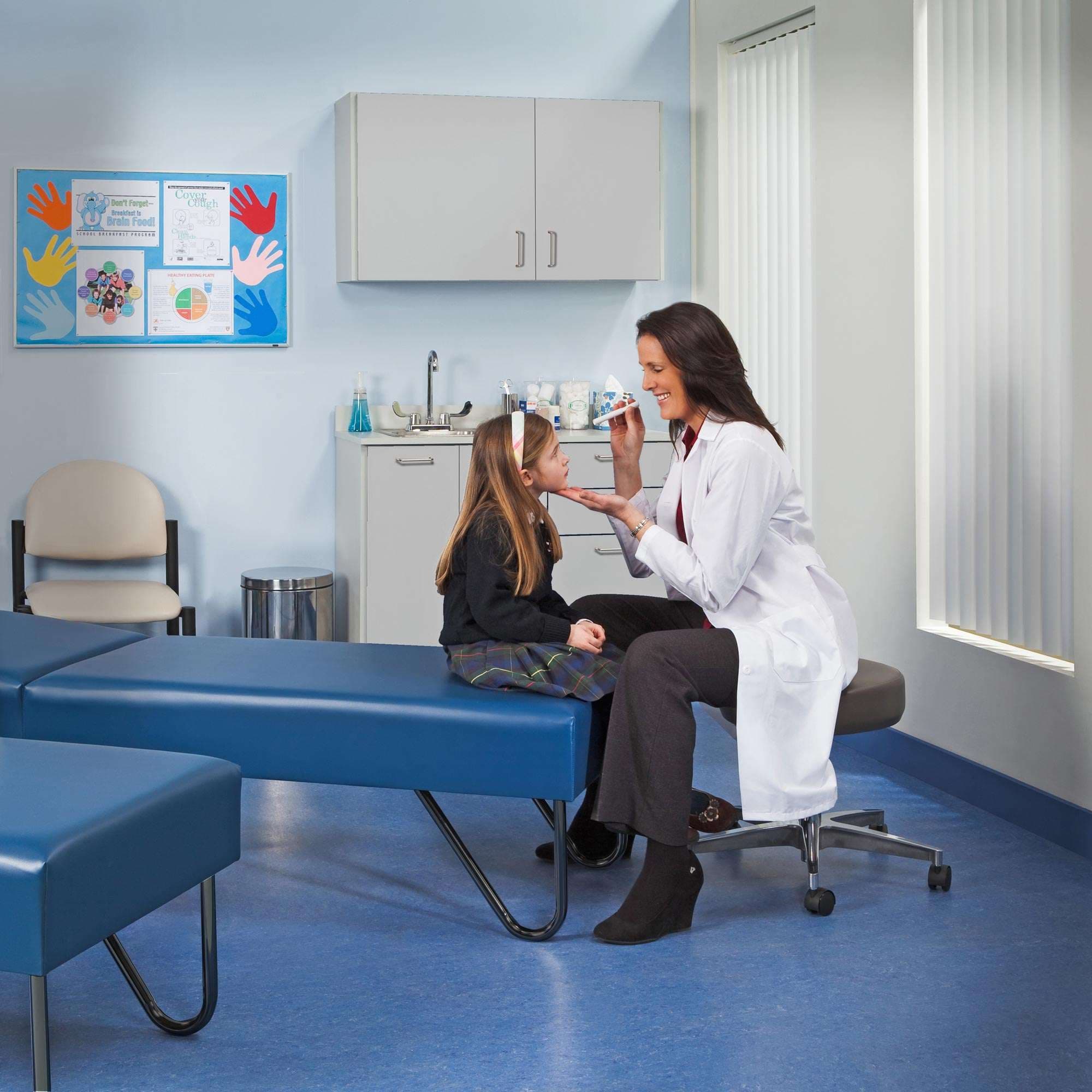 Clinton chrome-leg recovery couch - Image 9