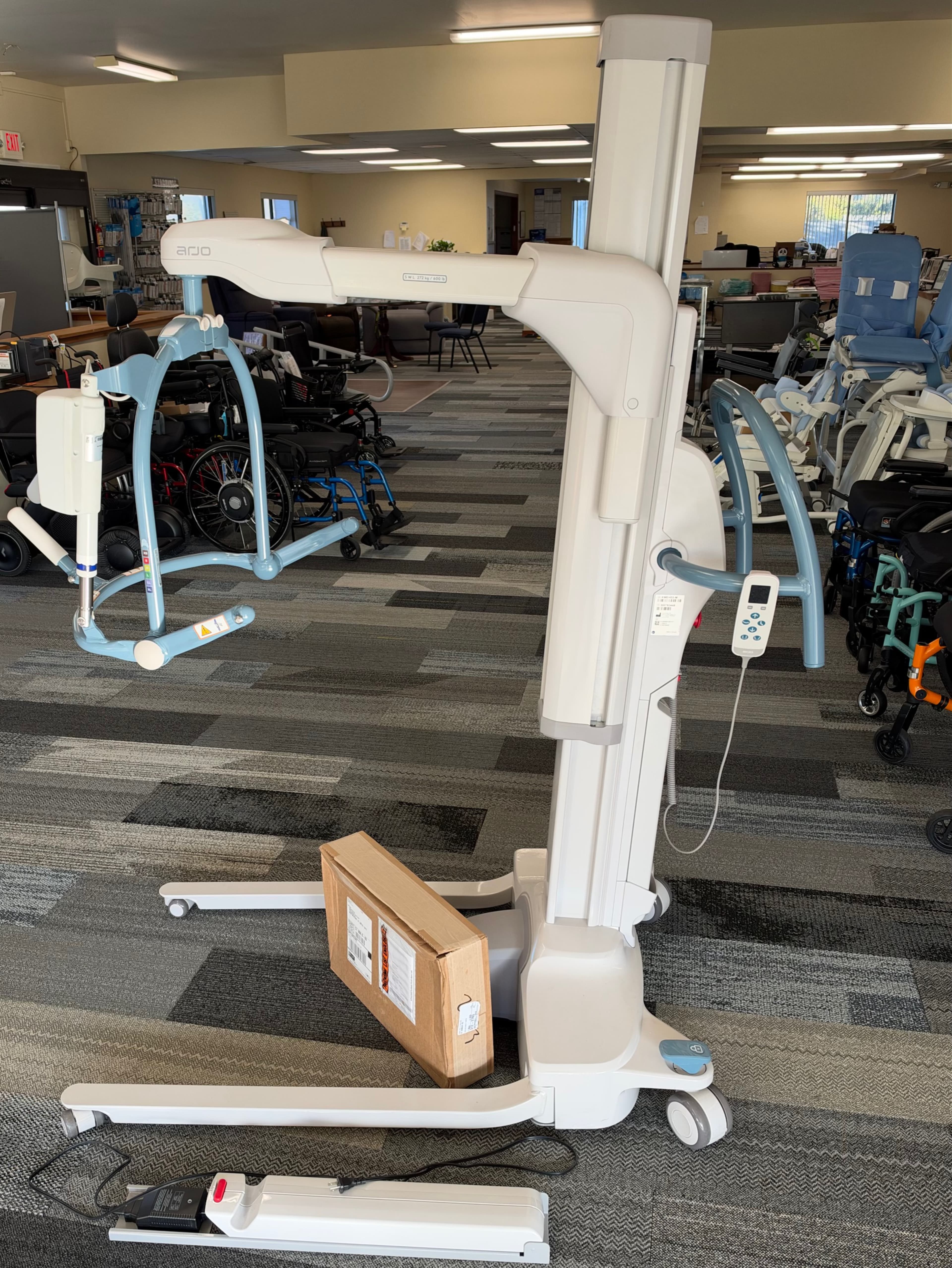 Arjo Maxi Move 5 X-Low Base Medium Powered DPS Motion Assist Patient Lift - Open Box - Image 2